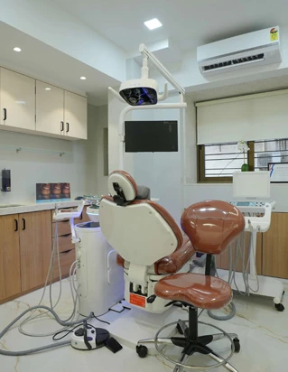 Advanced dental clinic treatment room and patient care setup at Maxora Clinic